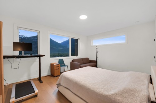 39249 Stellar Drive, Squamish, BC - Indoor Photo Showing Bedroom