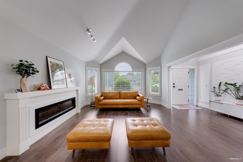 6288 Crescent Place, Delta, BC - Indoor Photo Showing Living Room With Fireplace