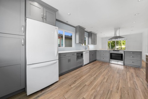 1231 River Drive, Coquitlam, BC - Indoor Photo Showing Kitchen With Upgraded Kitchen