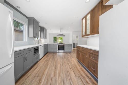 1231 River Drive, Coquitlam, BC - Indoor Photo Showing Kitchen