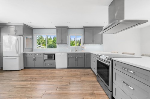 1231 River Drive, Coquitlam, BC - Indoor Photo Showing Kitchen