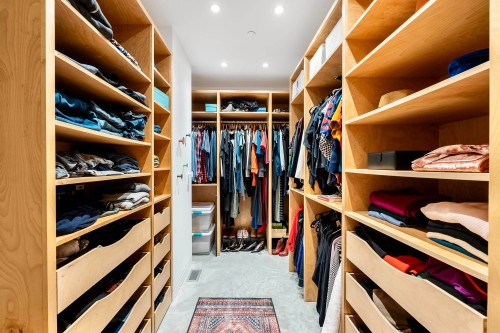 3823 Bayridge Avenue, West Vancouver, BC - Indoor With Storage