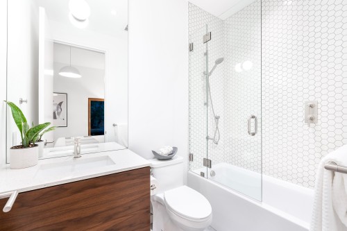 3823 Bayridge Avenue, West Vancouver, BC - Indoor Photo Showing Bathroom