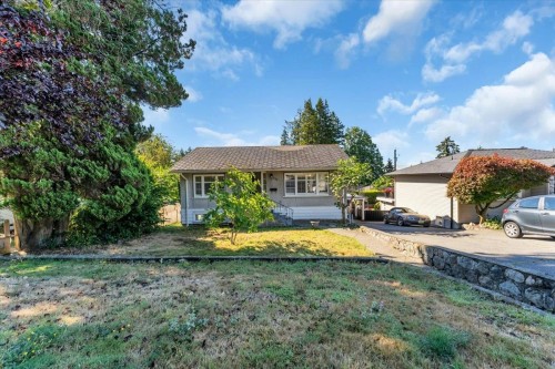 135 27 Street E North Vancouver, BC V7N 1B3
