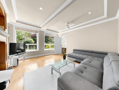 6560 Francis Road, Richmond, BC - Indoor Photo Showing Living Room
