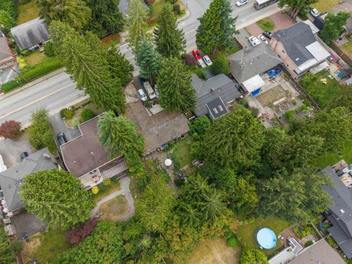 886 29Th Street E, North Vancouver, BC 