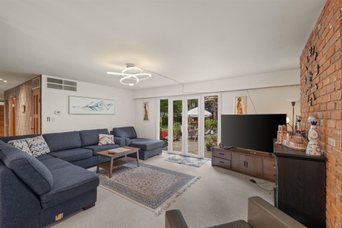 886 29Th Street E, North Vancouver, BC 