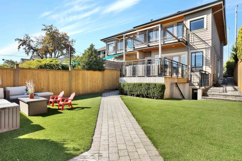 545 4th Street E North Vancouver, BC V7L 1J7