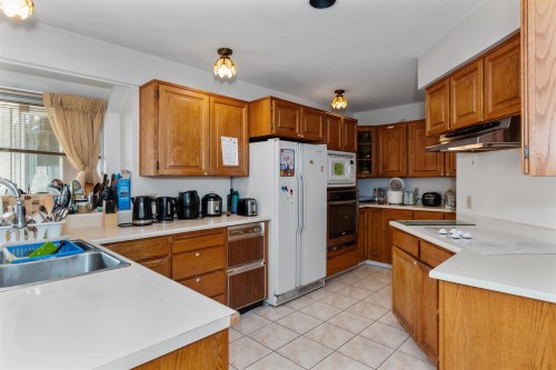 5564 Elizabeth Street, Vancouver, BC - Indoor Photo Showing Kitchen