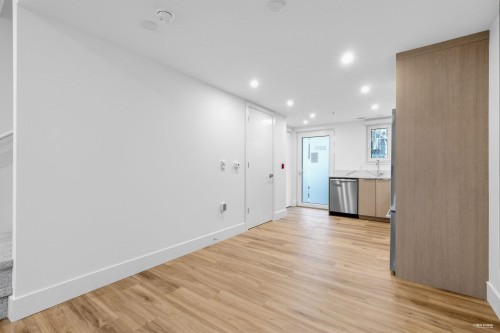 2071 1St Avenue E, Vancouver, BC 