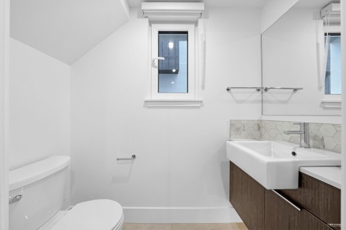2071 1St Avenue E, Vancouver, BC 