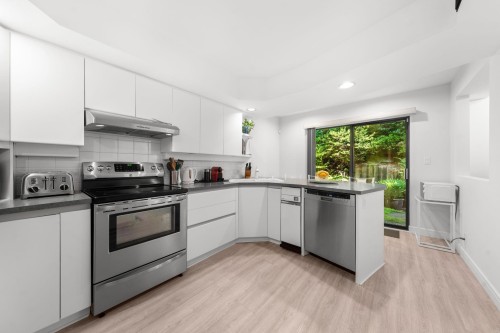 826 Frederick Road, North Vancouver, BC 