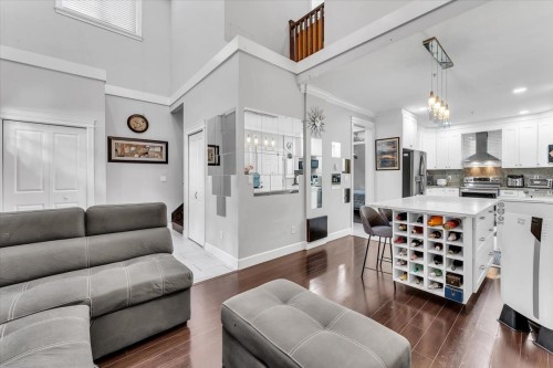 546 44Th Avenue E, Vancouver, BC - Indoor Photo Showing Living Room