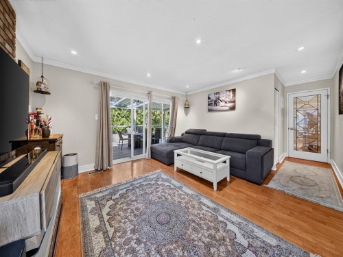 2322 Kirkstone Road, North Vancouver, BC - Indoor Photo Showing Living Room
