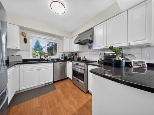 2322 Kirkstone Road, North Vancouver, BC - Indoor Photo Showing Kitchen