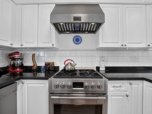 2322 Kirkstone Road, North Vancouver, BC - Indoor Photo Showing Kitchen