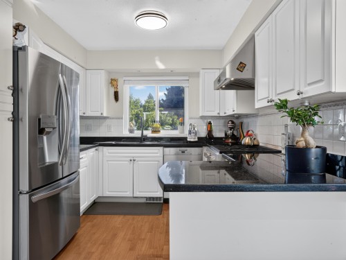 2322 Kirkstone Road, North Vancouver, BC - Indoor Photo Showing Kitchen