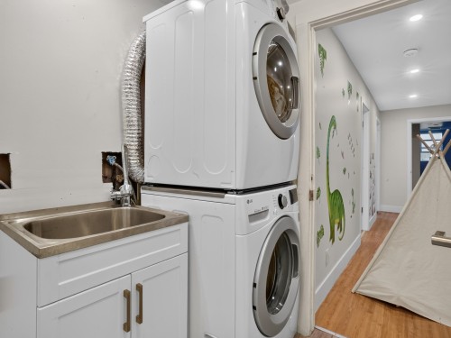 2322 Kirkstone Road, North Vancouver, BC - Indoor Photo Showing Laundry Room