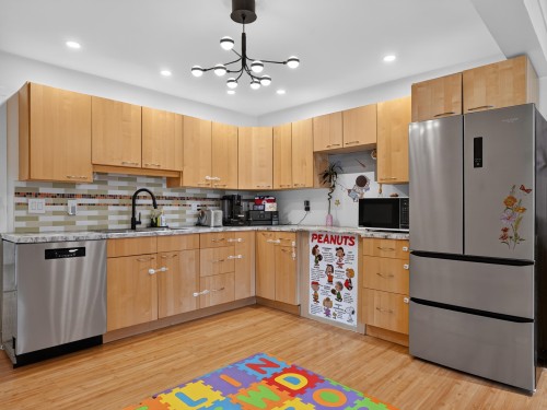 2322 Kirkstone Road, North Vancouver, BC - Indoor Photo Showing Kitchen With Double Sink