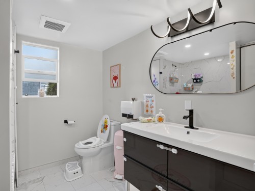 2322 Kirkstone Road, North Vancouver, BC - Indoor Photo Showing Bathroom