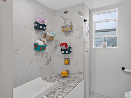 2322 Kirkstone Road, North Vancouver, BC - Indoor Photo Showing Bathroom