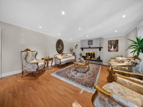 2322 Kirkstone Road, North Vancouver, BC - Indoor Photo Showing Living Room With Fireplace