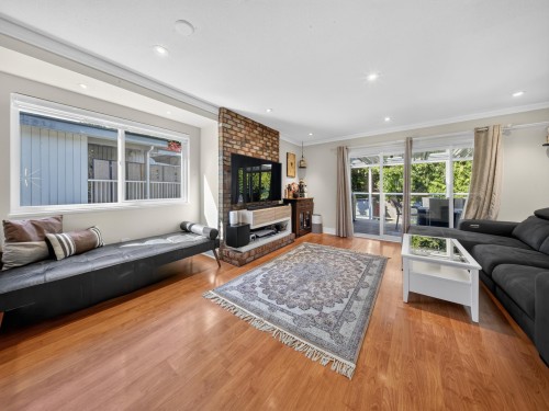 2322 Kirkstone Road, North Vancouver, BC - Indoor Photo Showing Living Room