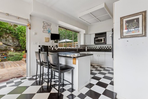 5607 Eagle Harbour Road, West Vancouver, BC 