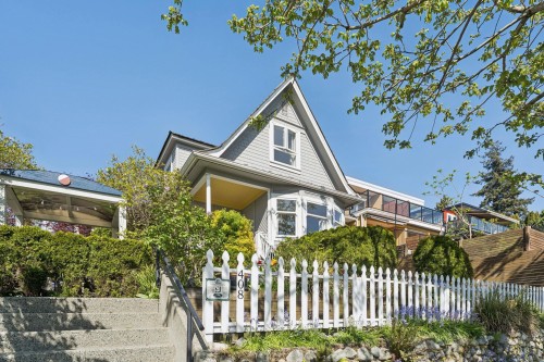 408 2Nd Street E, North Vancouver, BC 