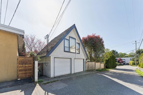 408 2Nd Street E, North Vancouver, BC 