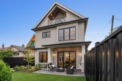 2-2256 E Pender Street Street  Vancouver, BC V5L 1X4