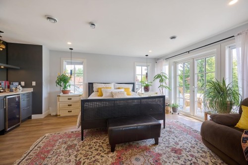 449 15Th Street E, North Vancouver, BC 