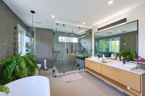 449 15Th Street E, North Vancouver, BC 