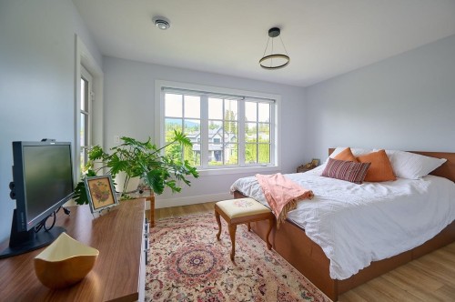 449 15Th Street E, North Vancouver, BC 