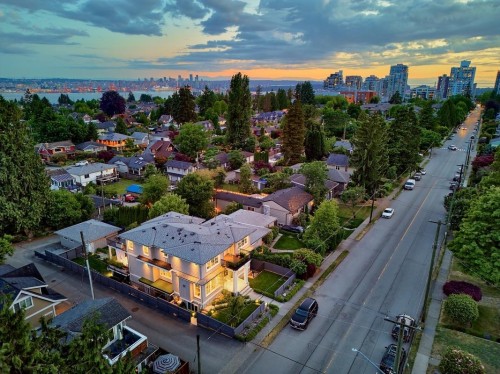 449 15Th Street E, North Vancouver, BC 