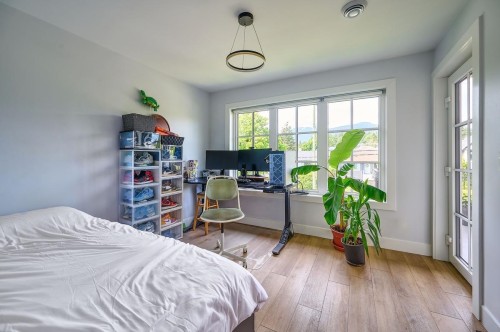 449 15Th Street E, North Vancouver, BC 