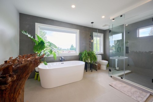 449 15Th Street E, North Vancouver, BC 