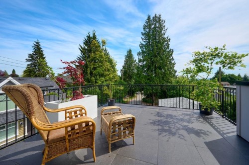 449 15Th Street E, North Vancouver, BC 