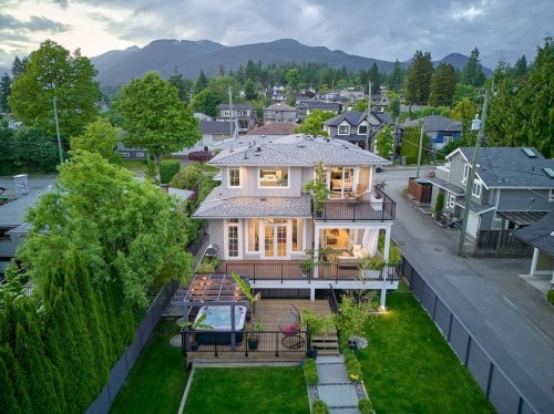 449 15Th Street E, North Vancouver, BC 