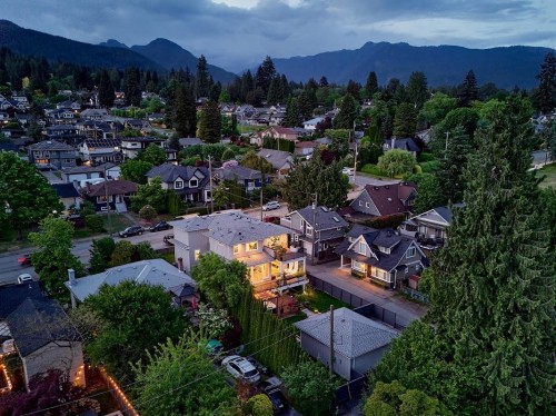 449 15Th Street E, North Vancouver, BC 
