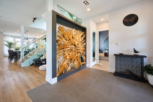449 15Th Street E, North Vancouver, BC 