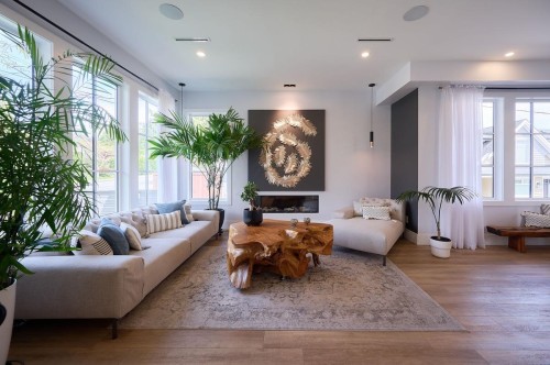 449 15Th Street E, North Vancouver, BC 