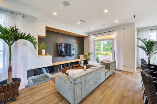 449 15Th Street E, North Vancouver, BC 