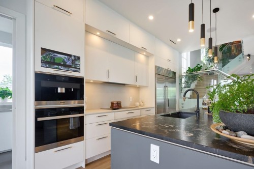 449 15Th Street E, North Vancouver, BC 