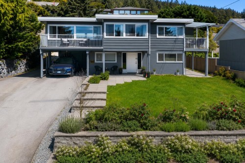 454 Monteray Avenue  North Vancouver, BC V7N 3G2
