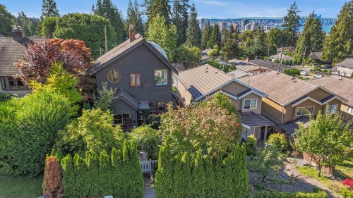 319 27th Street E North Vancouver, BC V7N 1B9
