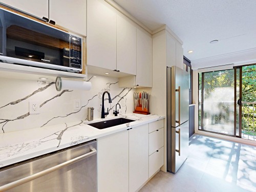 204-252 2nd Street W North Vancouver, BC V7M 1C8