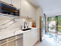 204-252 2nd Street W North Vancouver, BC V7M 1C8