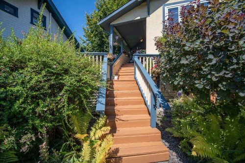 114 Kings Road W, North Vancouver, BC 