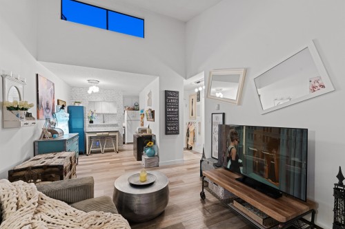 401-2173 6 Avenue W Vancouver, BC V6K 1V5